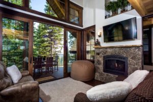 Snow Bear Chalets - Ponderosa Treehouse Great Room With Fireplace And Patio Access