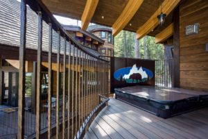 Snow Bear Chalets - Ponderosa Treehouse Balcony With Hot Tub