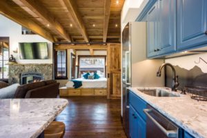 Snow Bear Chalets - Ponderosa Treehouse Kitchen And Master Bedroom