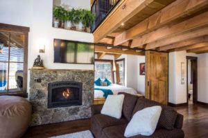Snow Bear Chalets - Ponderosa Treehouse Great Room With Fireplace And Master Bedroom Doors Opened