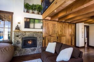 Snow Bear Chalets - Ponderosa Treehouse Great Room With Fireplace
