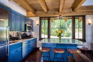 Snow Bear Chalets - Ponderosa Treehouse Kitchen And Island