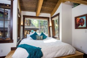 Snow Bear Chalets - Ponderosa Treehouse Master Bedroom