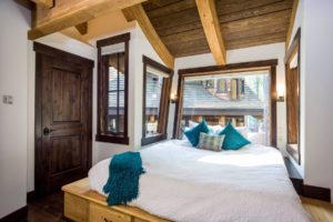Snow Bear Chalets - Ponderosa Treehouse Master Bedroom