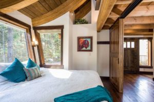 Snow Bear Chalets - Ponderosa Treehouse Master Bedroom With Sliding Doors