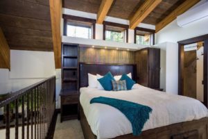 Snow Bear Chalets - Ponderosa Treehouse Loft With Bed