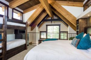 Snow Bear Chalets - Ponderosa Treehouse Loft With Bed And Bunk Beds