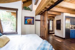 Snow Bear Chalets - Tamarack Treehouse Master Bedroom And Sliding Doors