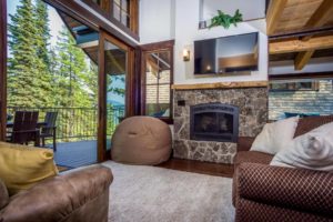 Snow Bear Chalets - Tamarack Treehouse Great Room And Balcony