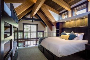 Snow Bear Chalets - Tamarack Treehouse Loft With Bed And Bunkbeds