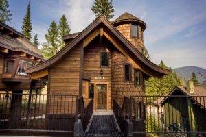 Snow Bear Chalets - Cedar Treehouse Front Entrance