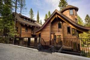 Snow Bear Chalets - Cedar Treehouse Front Exterior