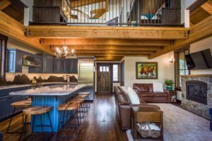 Snow Bear Chalets - Cedar Treehouse Great Room, Kitchen And Loft