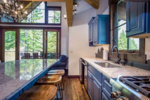 Snow Bear Chalets - Cedar Treehouse Kitchen