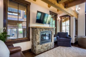 Snow Bear Chalets - Cedar Treehouse Great Room With Fireplace