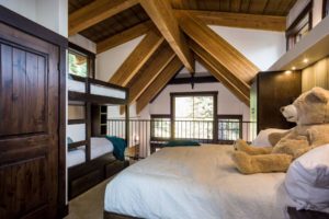 Snow Bear Chalets - Cedar Treehouse Loft With Bed And Bunk Beds