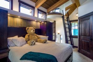 Snow Bear Chalets - Cedar Treehouse Loft With Bed And Ladder To Turret