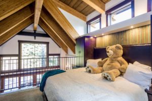 Snow Bear Chalets - Cedar Treehouse Loft With Bed