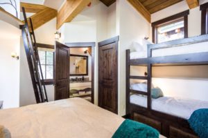 Snow Bear Chalets - Cedar Treehouse Loft With Bunk Beds