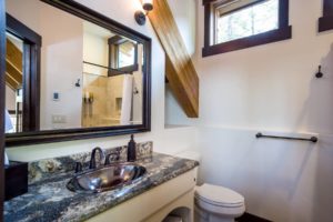 Snow Bear Chalets - Cedar Treehouse Bathroom
