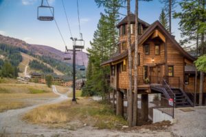 Snow Bear Chalets - Ponderosa Treehouse Exterior With Hope Slope Chairlift
