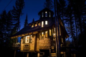 Snow Bear Chalets - Ponderosa Treehouse At Night