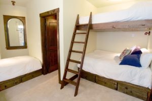 Glacier Bear Retreat Bedroom With Bunk Beds